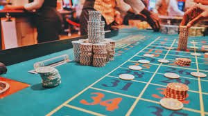 Người chơi trải nghiệm game slot online trên điện thoại tại net 15 Việt Nam